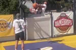 卧槽！真的不是AI吗？空中后空翻+背手反扣？