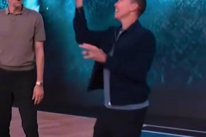 踢足球也是个顶级中场！纳什手脚并用看呆全场！